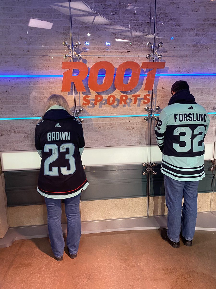 AlisonL's tweet photo. So thrilled to welcome the #PiperandAlisonExperience @OneRoofFdn auction winners to @ROOTSPORTS_NW to enjoy our pregame experience!
#seakraken

 @lostpckt https://t.co/eyF5XIF2rv