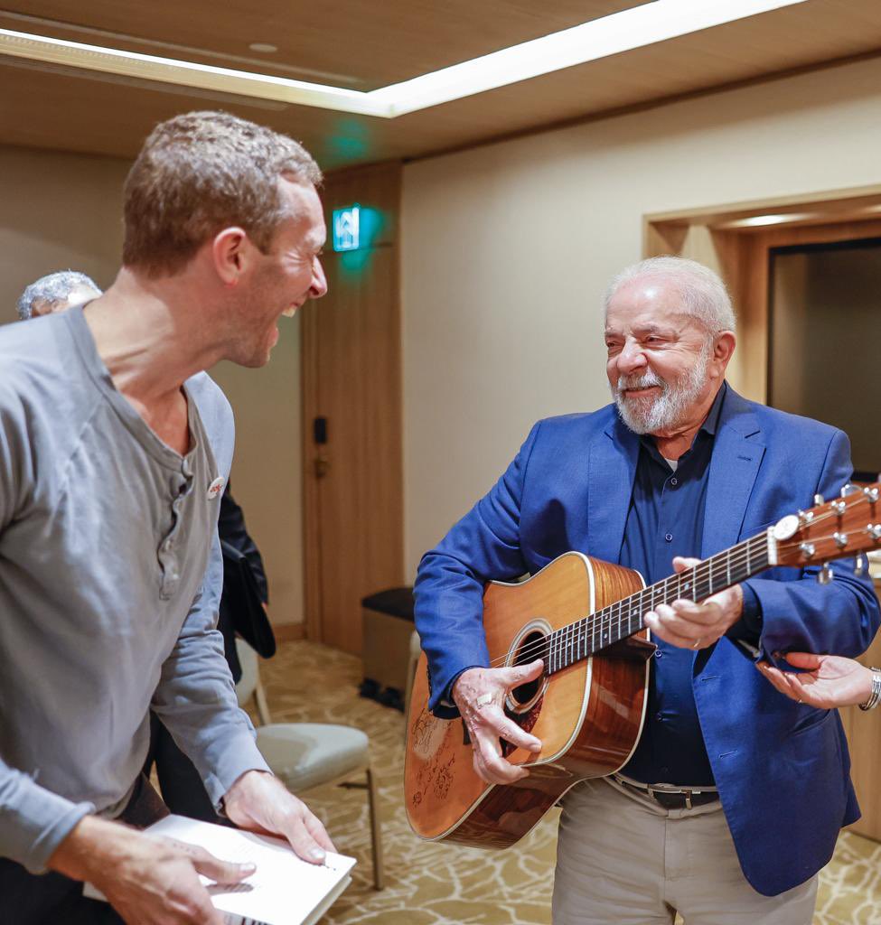 Presidente Lula tocando uma para o Chris Martin, do Coldplay. Esse é o tweet ❤️