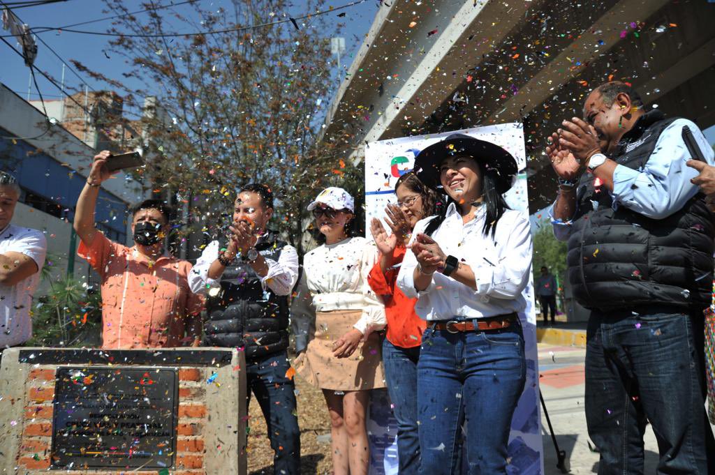 KarlaFiesco's tweet photo. Siguiendo nuestro recorrido de hoy, inauguramos el cruce peatonal de la avenida Primero de Mayo - Teotihuacán, esto como parte de los trabajos de nuestro programa #Re_CreandoCalles en coordinación con la la iniciativa #ReactivaMx de @BikeNcity con el apoyo de @UKinMexico. https://t.co/PBAbrwnaOU