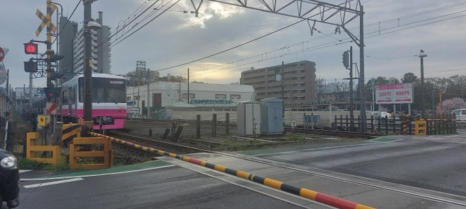 ということで、今日は15分ほど早めに出れた。常盤平方向へ。駅前の踏切。時間帯によっては割と待つんだよねこれ。 