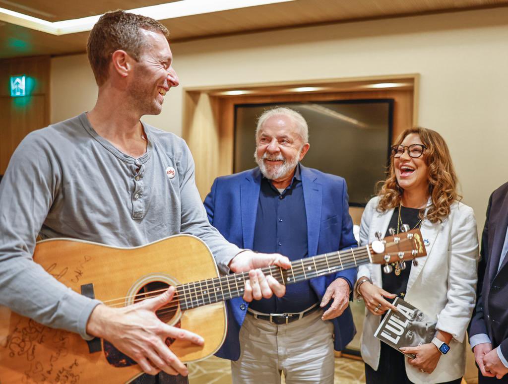 loverscoldplay9's tweet photo. Chris presenteia Luiz Inácio Lula com guitarra autografada pela banda #chrismartin #coldplay #riodejaneiro https://t.co/D3cqOWIEpJ
