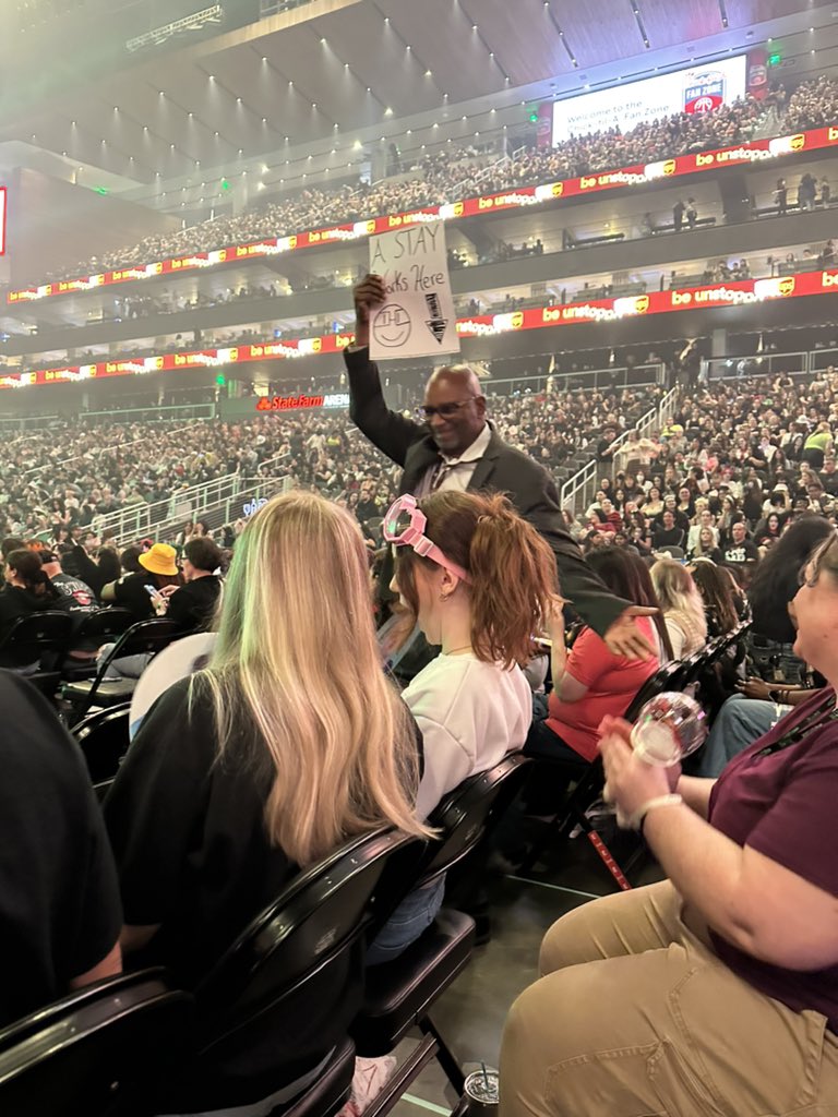 teugskz's tweet image. “a stay works here” OMG