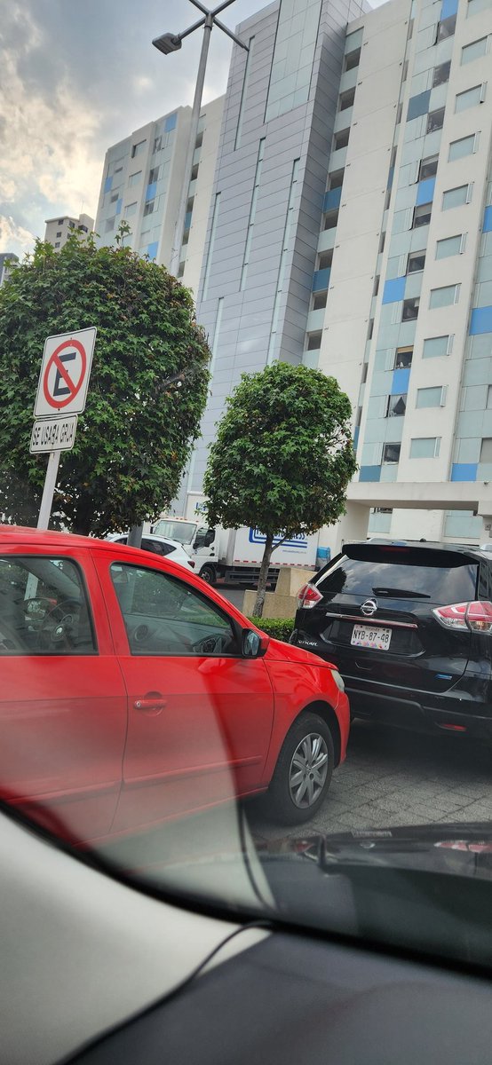 GLeal7's tweet photo. @RominaCDV @Huitzquillocan @HuixquiGob @EnriqueVargasdV
Otra vez.... Y como todos los días.... Los autos estacionados en lugar prohibido y la agencia @MGInterlomas recibiendo autos para servicio en la calle.

Ya es una burla, @HuixquilucanGob  pueden tomar medidas definitivas? https://t.co/NXyn50oXyP