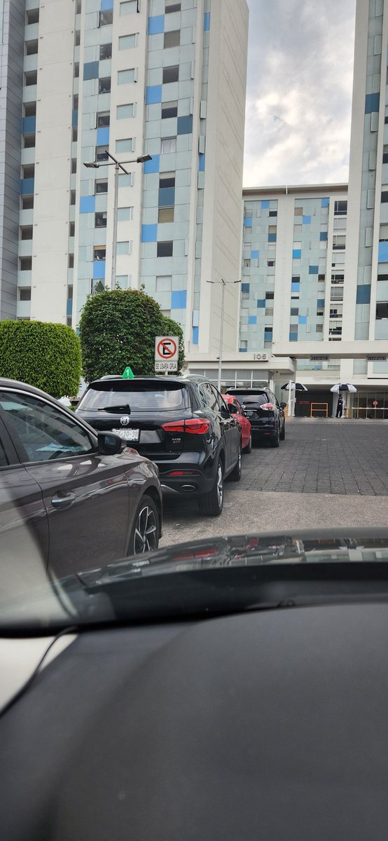 GLeal7's tweet photo. @RominaCDV @Huitzquillocan @HuixquiGob @EnriqueVargasdV
Otra vez.... Y como todos los días.... Los autos estacionados en lugar prohibido y la agencia @MGInterlomas recibiendo autos para servicio en la calle.

Ya es una burla, @HuixquilucanGob  pueden tomar medidas definitivas? https://t.co/NXyn50oXyP