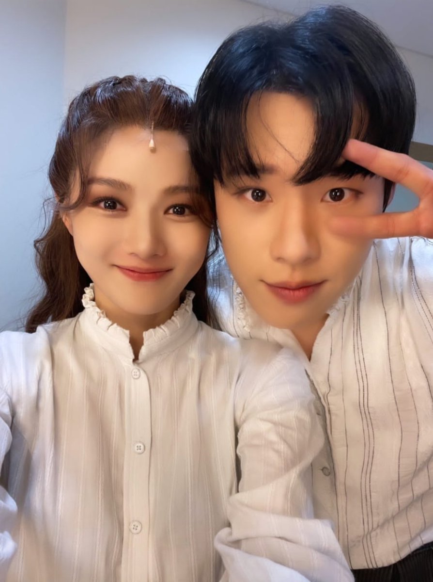 FINALLY. The selca that we're waiting for 😭🤍

#KimYooJung #KimSungCheol