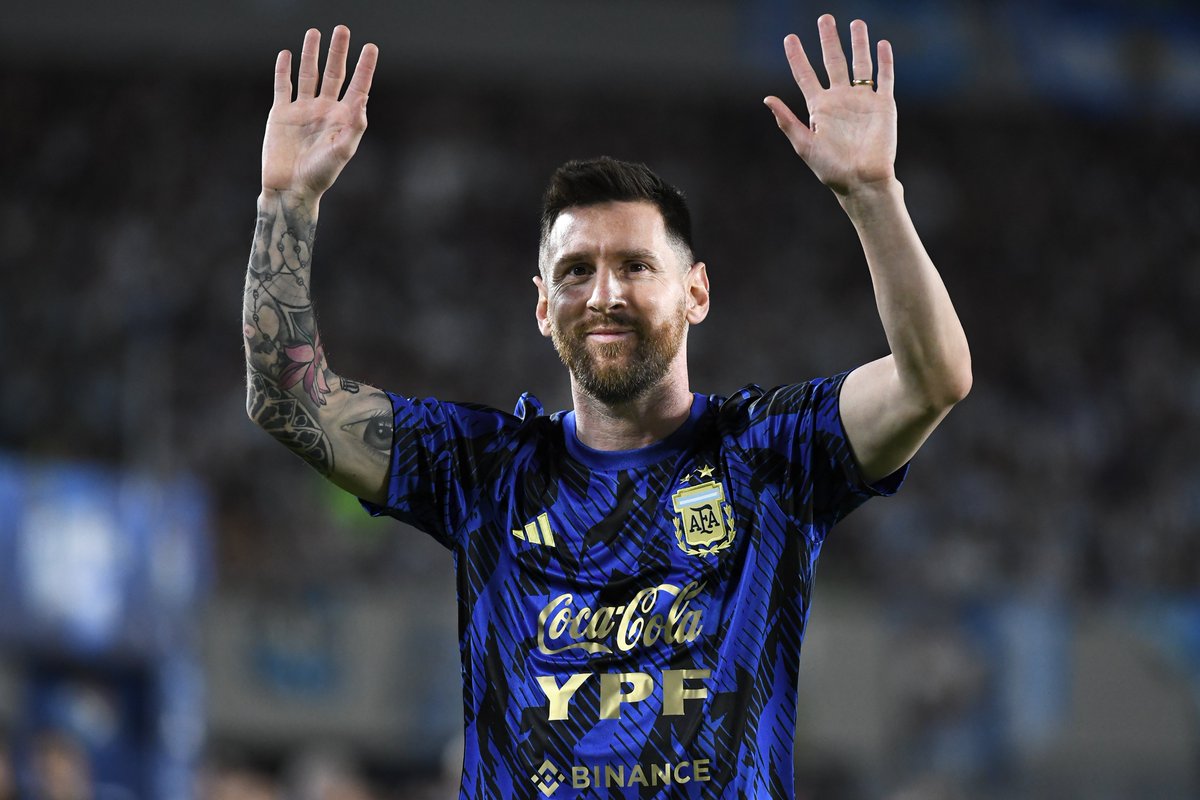 RiverPlate's tweet photo. Bienvenido a casa, capitán 🏆👏

#LaCasaDeLaSelección 🏟️ https://t.co/zGeeQm9huh