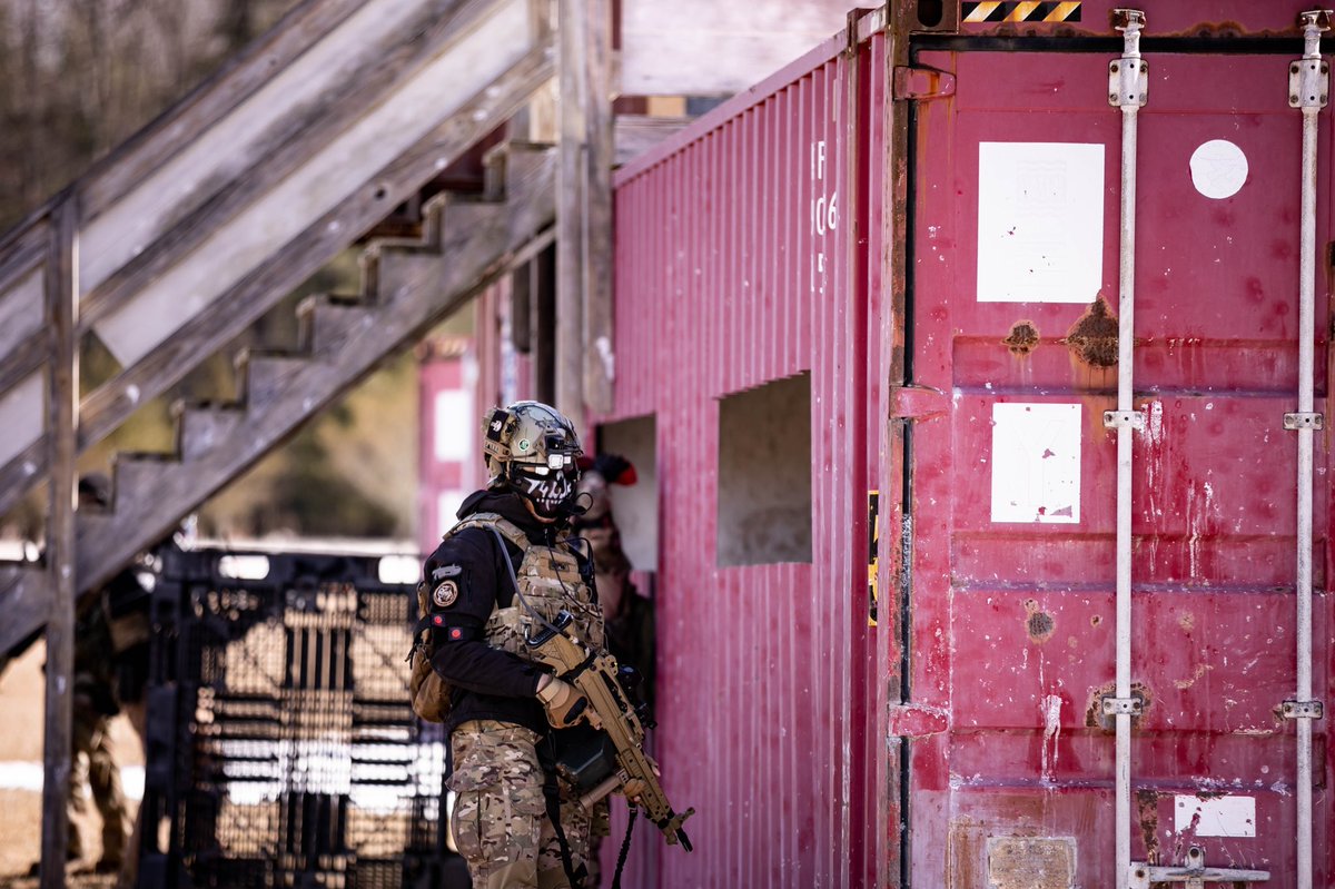 PlaysSerpent's tweet photo. “All I need in this life of sin, is me and my girlfriend” #airsoft #milsim #otherworldmilsim #serpentplaysairsoft #mk46 #supportgunner #milsimairsoft #jackaltactical #skirmishpaintball #airsoftobsessed #lmgmountedandloaded #raisinghell #pewpew #m249 #m249saw #milspeed #speedsim https://t.co/ZhWmuMpp3n