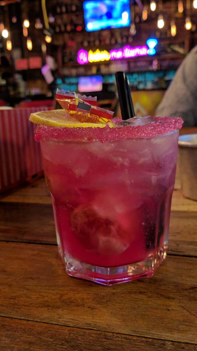 RecaOk's tweet photo. Novio me trajo a probar el gin tonic de Flynn Paff 😍😍 (él se pidió una caipi fizz) https://t.co/B1CEBeC6NQ