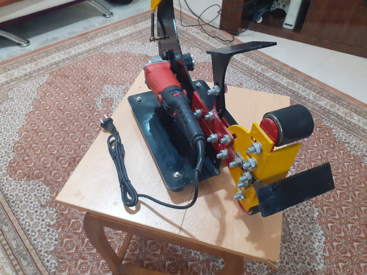 Aghabgard's tweet photo. دوستان
من بدلیل دستگیر شدن از دانشگاه اخراج شدم تقریبا و فعلا اجازه کار ندارم
توی خونه ازینا تولید میکنم
دستگاه ساب نواری
مدلای مختلف میتونم بسازم ولی این مدل پرکاربردتره
برام تبلیغ کنین
 ممنون
هنوز نوارهای سنباده شو نبستم روش
با خرید این دستگاه انگار یک مینی فرز هم داره خریدار https://t.co/V7gPd79JN2