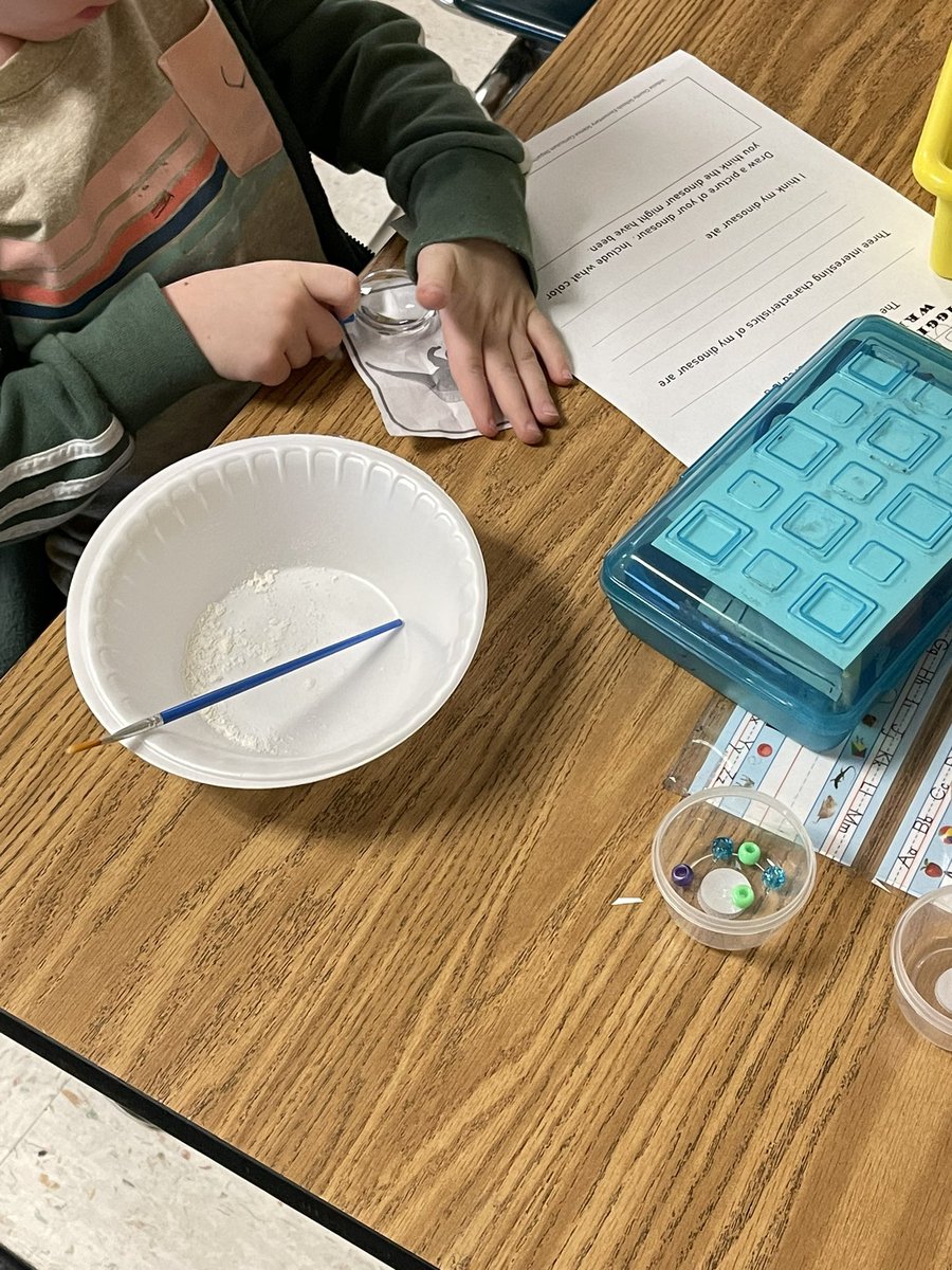MsKellysKinders's tweet photo. This week in science we have been learning about paleontologists and fossils. Today we dug for dinosaur eggs! This was an awesome learning experience! 🦕🦖 @spiritbelieves https://t.co/zrUdstaKk2