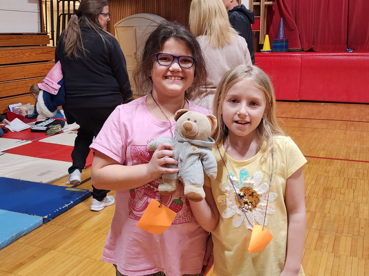 mguzikD80's tweet photo. Second graders at Leigh are hanging out with their families at Reading Night!  Thank you, Kiwanis International, for the  books! https://t.co/Di8jkND4JS