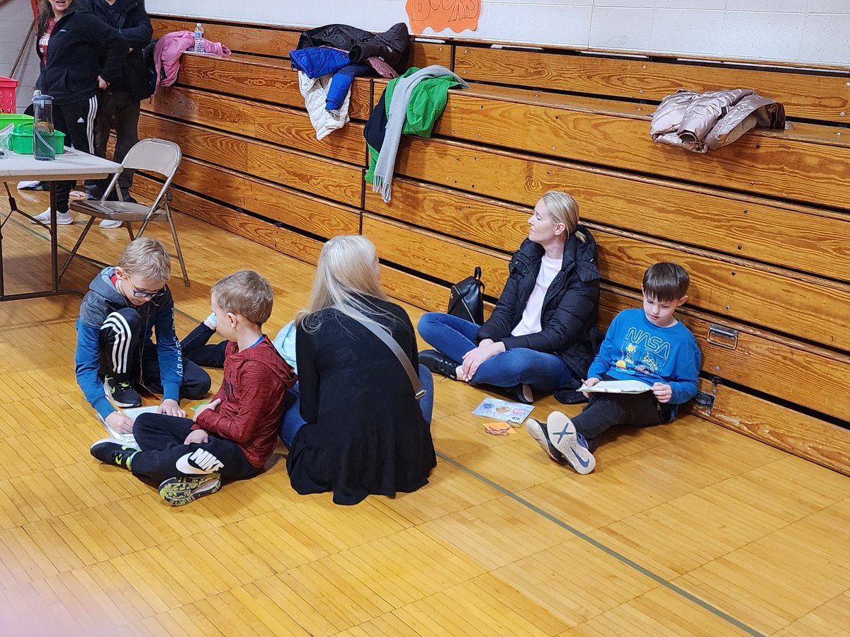 mguzikD80's tweet photo. Second graders at Leigh are hanging out with their families at Reading Night!  Thank you, Kiwanis International, for the  books! https://t.co/Di8jkND4JS