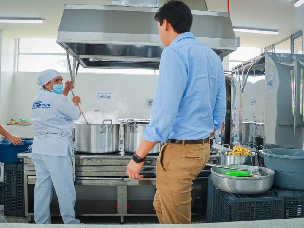 alcaldiaduitama's tweet photo. Continuamos en la entrega de más restaurantes escolares🥗👨‍🏫, VAMOS:

• Colegio Santo Tomas
• Colegio Rafael Reyes
• Colegio Simón Bolívar 

Más de 5000 estudiantes se van a beneficiar. https://t.co/AarPY1LX91