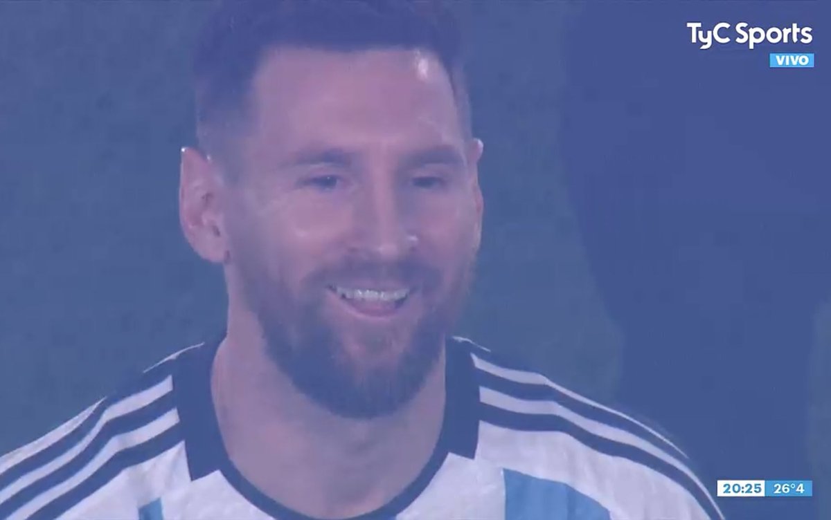 enunabaldosa's tweet photo. Igual de contento que cuando sale escabiado de una parrilla. Messi somos todos. https://t.co/AKksUIinnz