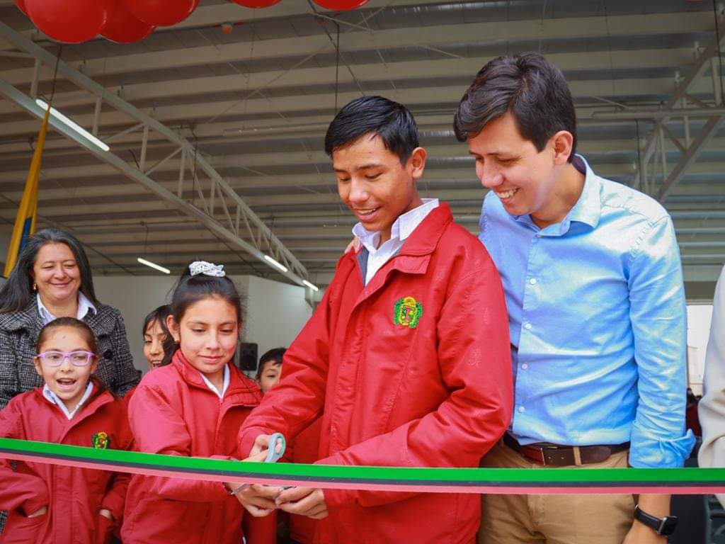 alcaldiaduitama's tweet photo. Continuamos en la entrega de más restaurantes escolares🥗👨‍🏫, VAMOS:

• Colegio Santo Tomas
• Colegio Rafael Reyes
• Colegio Simón Bolívar 

Más de 5000 estudiantes se van a beneficiar. https://t.co/AarPY1LX91