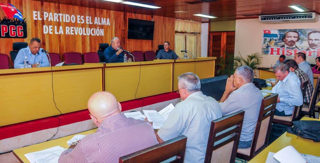 En reunión de trabajo con autoridades políticas, gubernamentales y directivos de #Holguín, analizamos la situación de la provincia y los problemas que afectan su desarrollo socioeconómico. Acordamos acciones puntuales para la solución de cada uno de ellos.
#MejorEsPosible