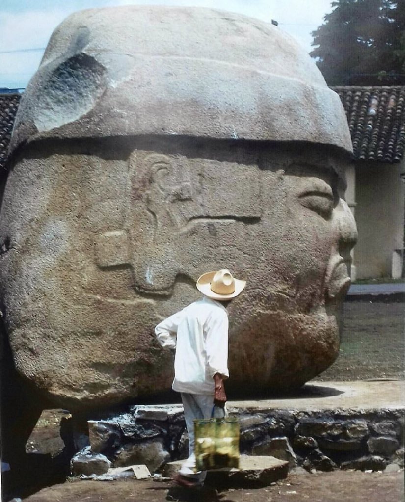 Cuauhtemoc_1521's tweet photo. Les presento la cabeza olmeca más grande y pesada de las 17 encontradas hasta la fecha. Es la cabeza colosal 1 encontrada en rancho Cobata, cerca de la z.a. de Tres Zapotes. Pesa 50 toneladas y tiene una altura de 3.4 m. Actualmente se encuentra en plaza Santiago Tuxtla #Veracruz https://t.co/nhzLXEGR1k