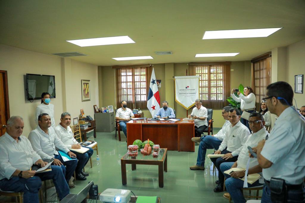 NitoCortizo's tweet photo. 📍David, Chiriquí.

Me reuní con la Asociación de Productores de Tierras Altas, para revisar todos los compromisos cumplidos con el sector agropecuario desde que inició nuestra administración en julio de 2019, evaluar los resultados y las proyecciones de la gestión gubernamental. https://t.co/8kCcVI11sd