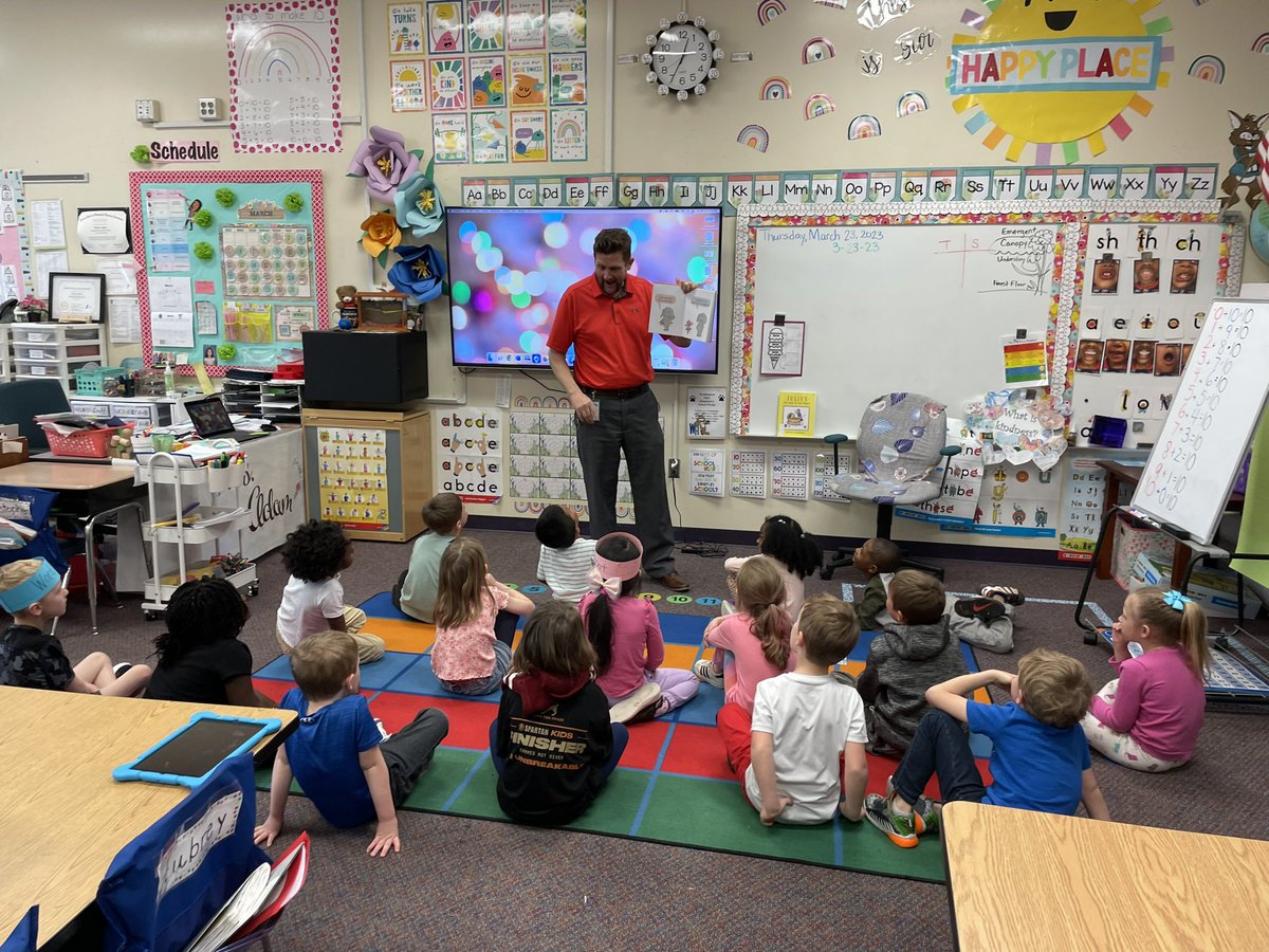 MrsAdam1010's tweet photo. We love when Mr. Davis reads to us! Today the kids voted for him to read “Elephants Can’t Dance” by Mo Willems, an interactive read aloud book from earlier this week. 🐘🐖📖 @B_Davis_75  #Kleadstheway #groWHere https://t.co/Fv8qEIfCkP