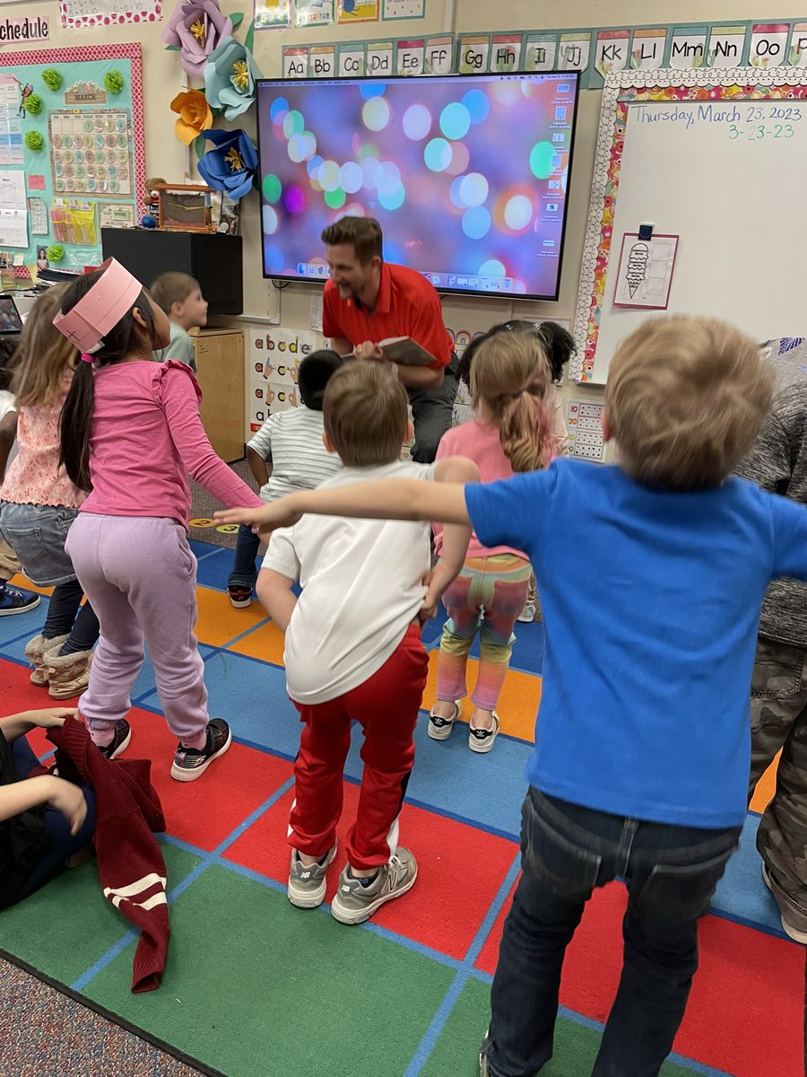 MrsAdam1010's tweet photo. We love when Mr. Davis reads to us! Today the kids voted for him to read “Elephants Can’t Dance” by Mo Willems, an interactive read aloud book from earlier this week. 🐘🐖📖 @B_Davis_75  #Kleadstheway #groWHere https://t.co/Fv8qEIfCkP