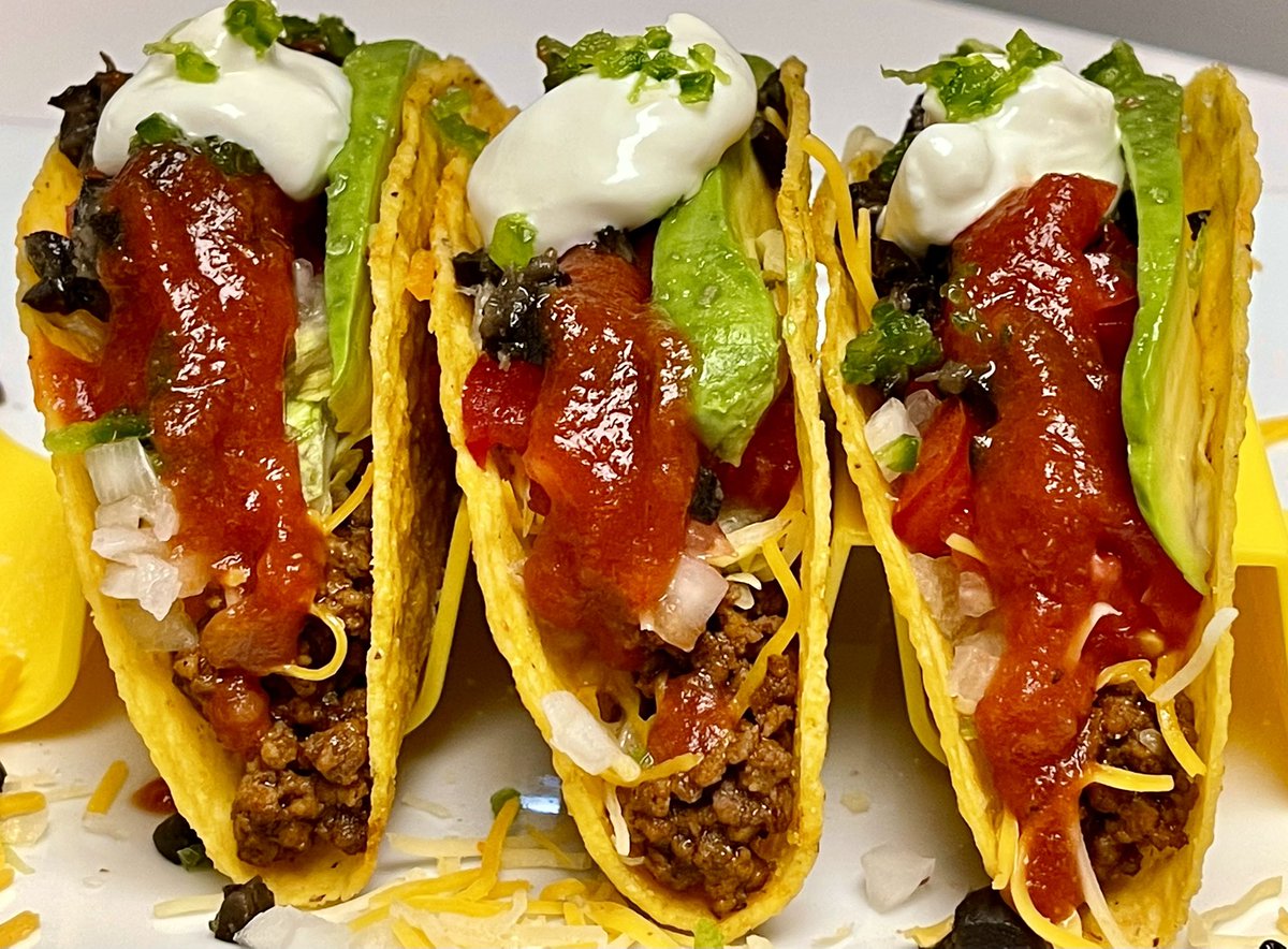 SammyJoCooks4U's tweet photo. Ok, so I admittedly MAY have a “skoosh” of a problem w/taco topping limitations…but how can I say no to ground beef, shredded cheese, sour cream, onions, tomatoes, black olives, lettuce, salsa, fresh jalapeño &amp; sliced avocado?? #IAmExtra #tacos #tacothursday #dinner #Thursday 🤪 https://t.co/sSSzgzmlR8