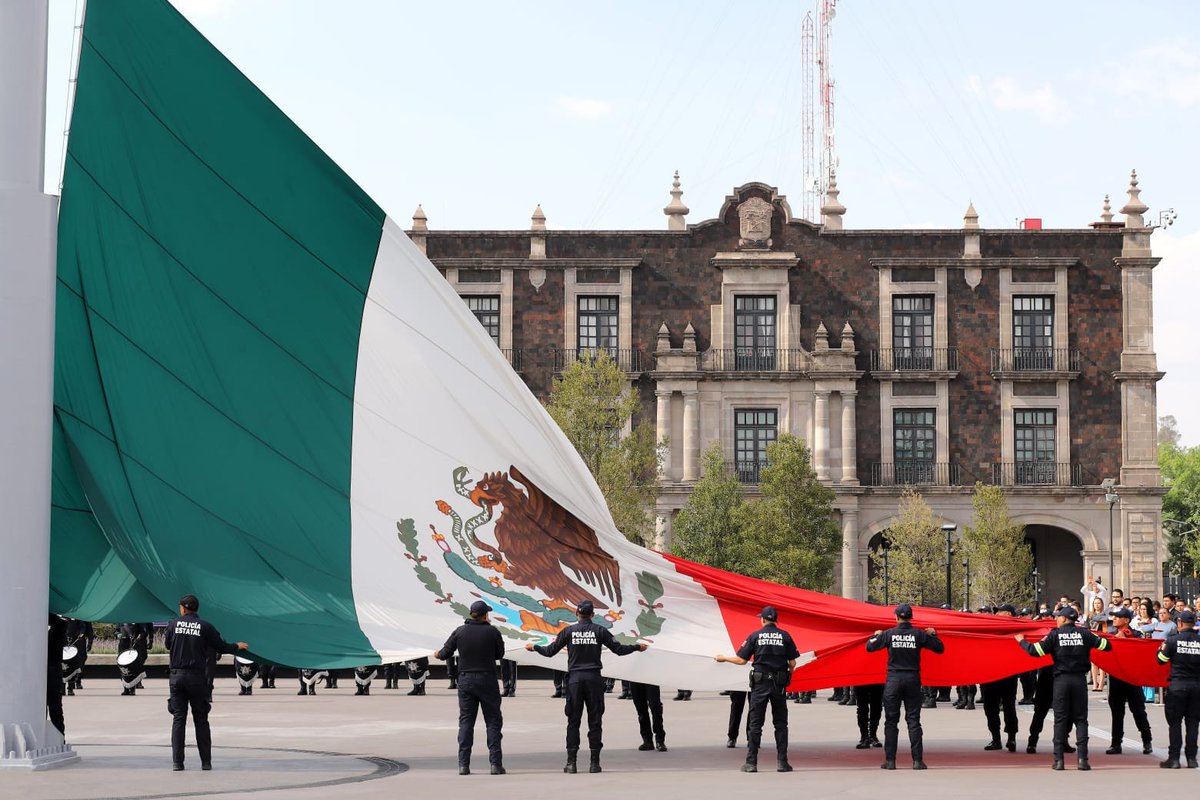 Siguiendo nuestras ceremonias cívicas, en el marco del Gobierno que encabeza <a href="/alfredodelmazo/">Alfredo Del Mazo</a>, asistí al Arriamiento de Bandera en la Plaza de los Mártires. Agradezco la participación del equipo de @EdomexSocial.