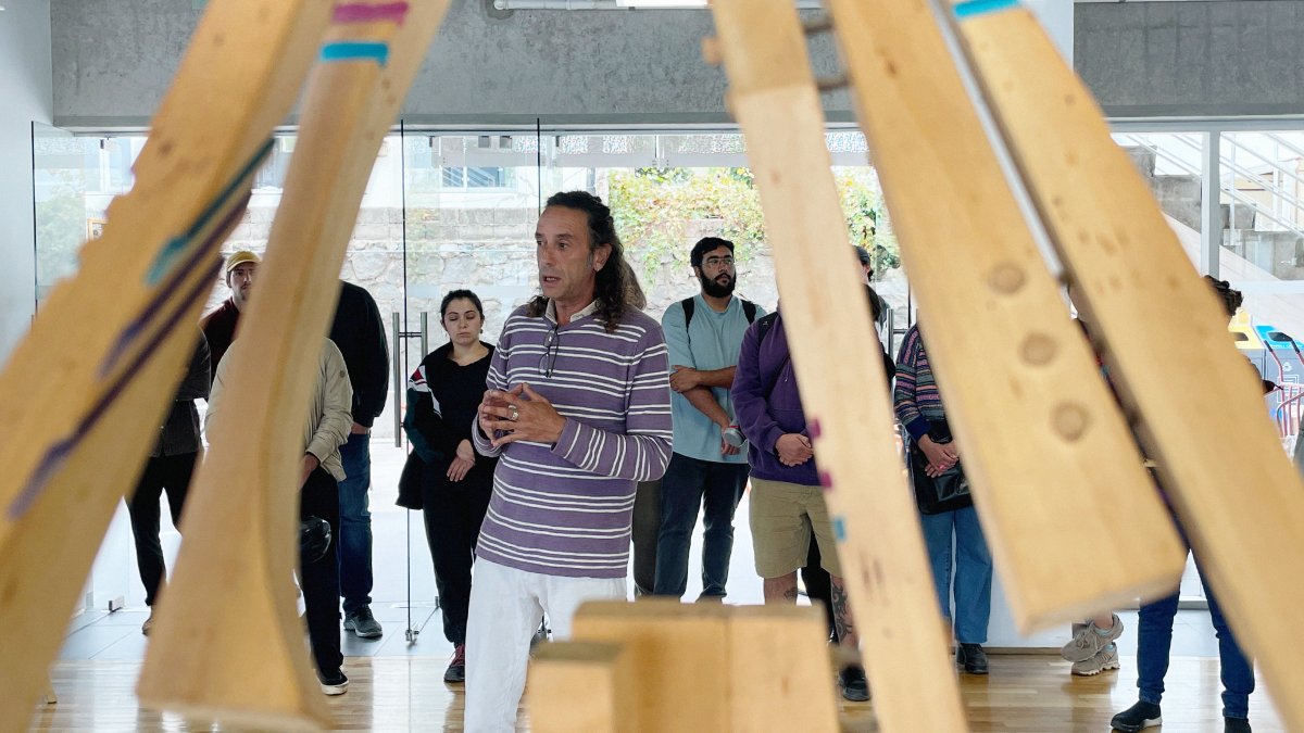 Inauguración “Danzando con la Venus del Vacío” en Sala América, exposición liderada por el poeta y docente de nuestra Escuela, Jaime Reyes.

Revisa la nota completa en este enlace
ead.pucv.cl/2023/inaugurac…

 #poesía #escultura #salaamerica #eadpucv #arquitectura #diseño #exposición