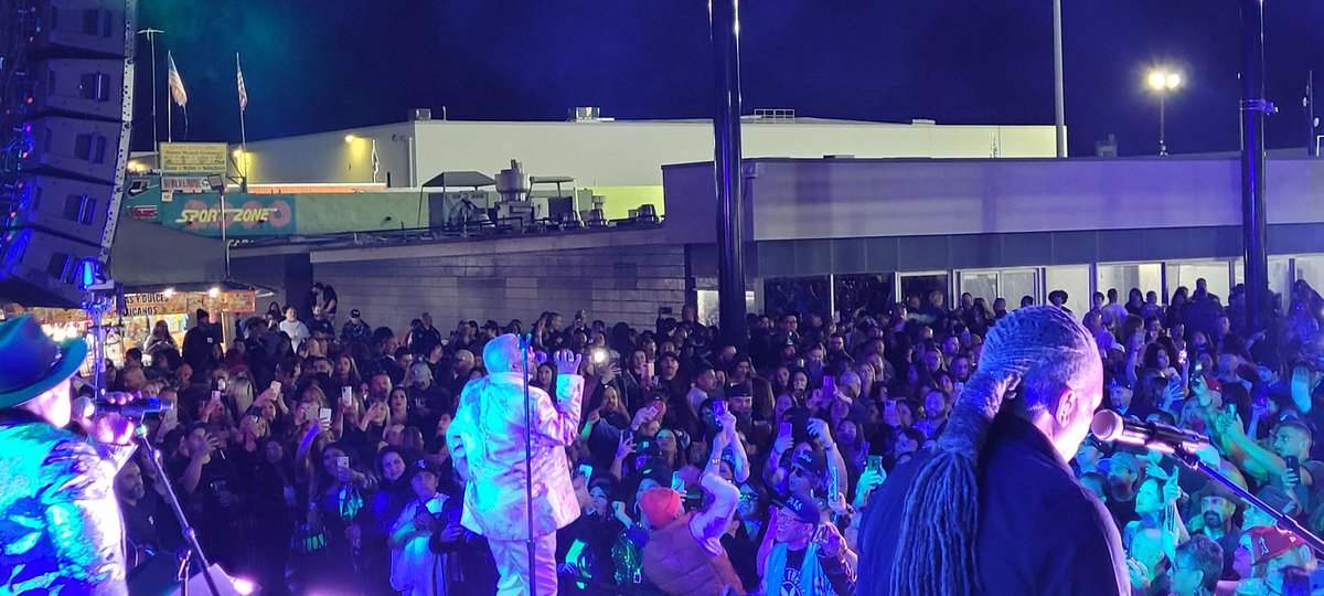 RealLarryDodson's tweet photo. Thank you so much to all of the funk fans who came out in #SantaFeSpringsCA !!
#KeepingTheFunkAlive #LarryD #OriginalLeadSingerOfTheBarKays https://t.co/8xy9xTBdHz