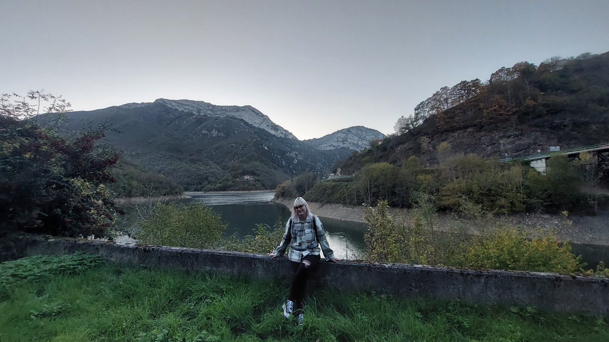 asturviajer0s's tweet photo. En pleno #parquenaturalderedes se encuentra el pueblo de #Tanes en él está la #colegiatadesantamaria una joya de la arquitectura rural asturiana ya que hay pocos ejemplos de este tipo, está situada a orillas del embalse de Tanes @REDES_RBiosfera @TurismoAsturias @spain https://t.co/4pzfnF7Hui