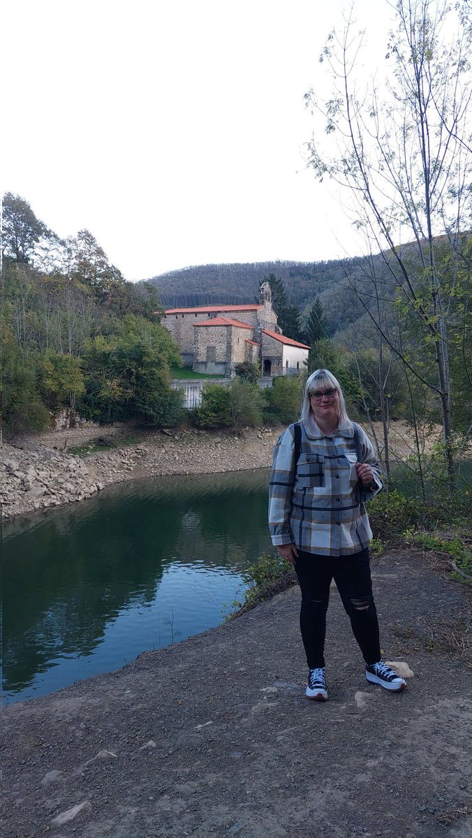 asturviajer0s's tweet photo. En pleno #parquenaturalderedes se encuentra el pueblo de #Tanes en él está la #colegiatadesantamaria una joya de la arquitectura rural asturiana ya que hay pocos ejemplos de este tipo, está situada a orillas del embalse de Tanes @REDES_RBiosfera @TurismoAsturias @spain https://t.co/4pzfnF7Hui