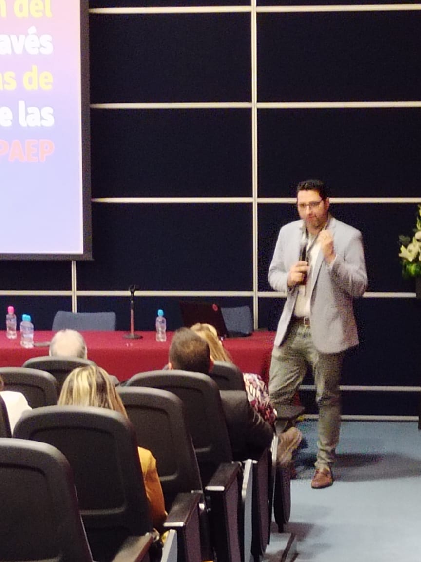 jpvilla8's tweet photo. Gran experiencia participar en el Foro Nacional de Educación del Carácter, presentando lo que en @PrepasUPAEP hemos construido juntos. Excepcional conocer a @MarvinBerkowitz , director del Center for Character &amp; Citizenship https://t.co/phfk8DMCOA