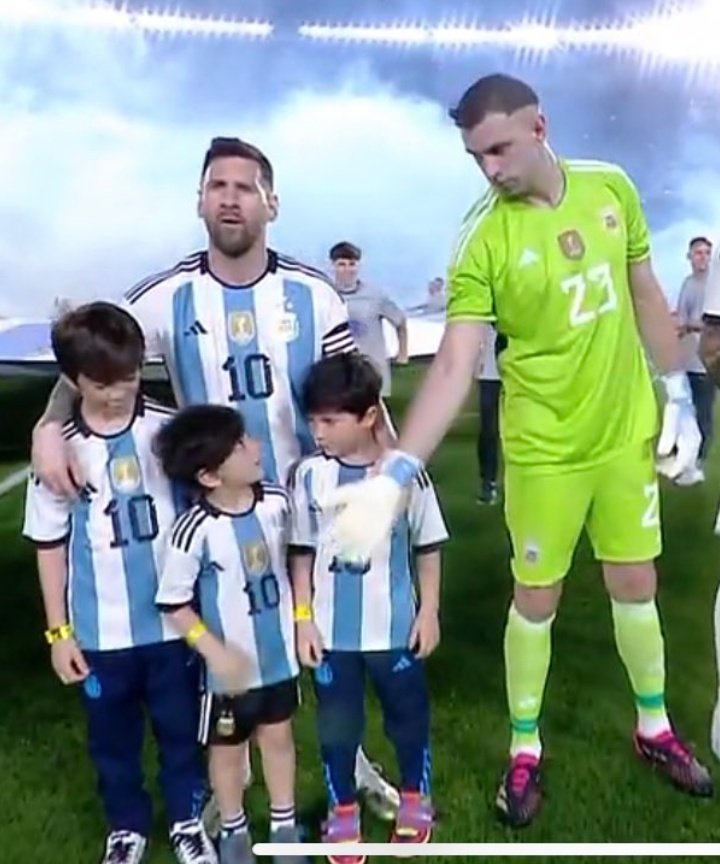 fabipa90's tweet photo. *Tenes de papá a Messi*
Ciro: yo quiero ir con el Dibu https://t.co/vXsPkFa0PZ