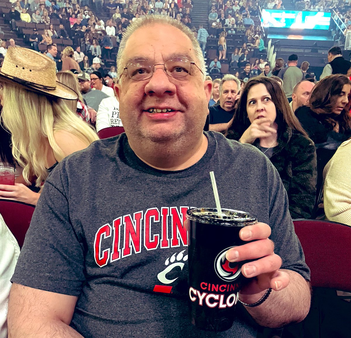 sienesecath's tweet photo. #bscincinnati Hubby’s first time in this arena since the 80s #riverfrontcoliseum #heritagebankcenter #datenite https://t.co/wRKBMcuJpX