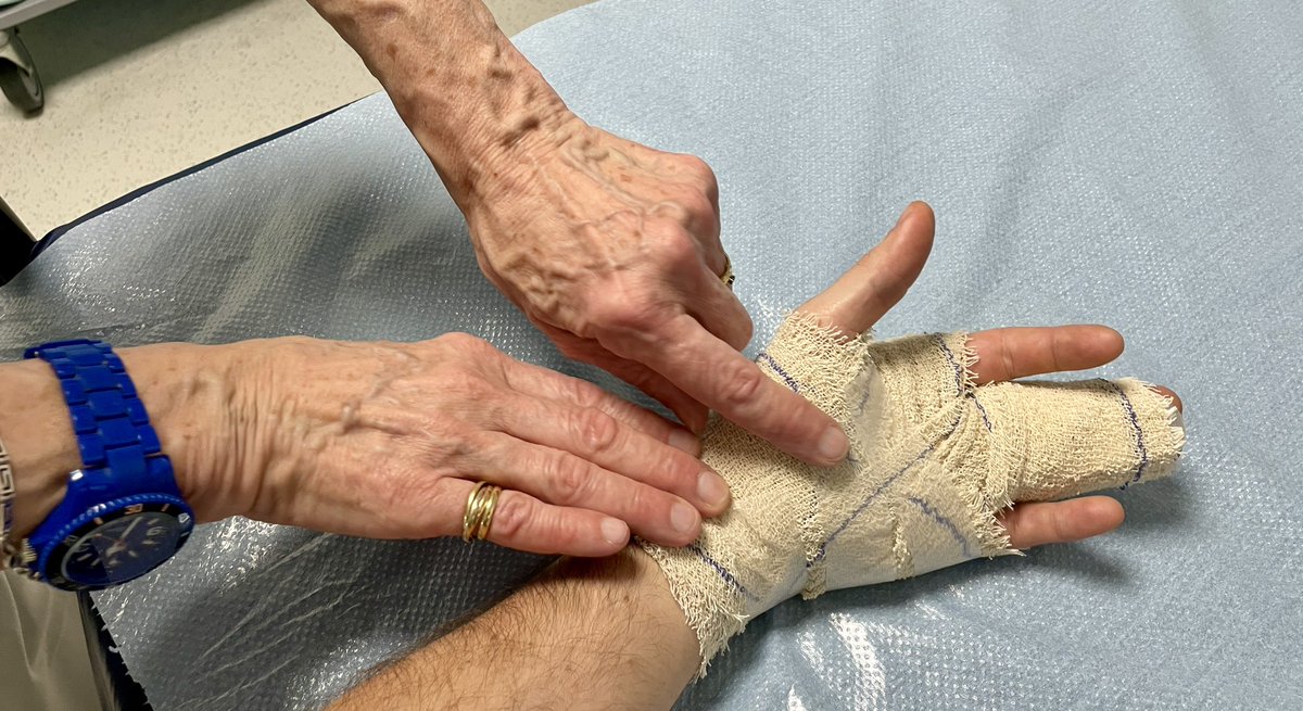 Malgré ma carte de presse en évidence, je me suis fait matraquer durant la manif #ReformeDesRetraites par un agent de la BRAV vers 21h bd Beaumarchais. Crâne ouvert, fracture de la main.
Jamais été ciblé si directement ni durant les GJ ni lors de mes reportages à l’étranger