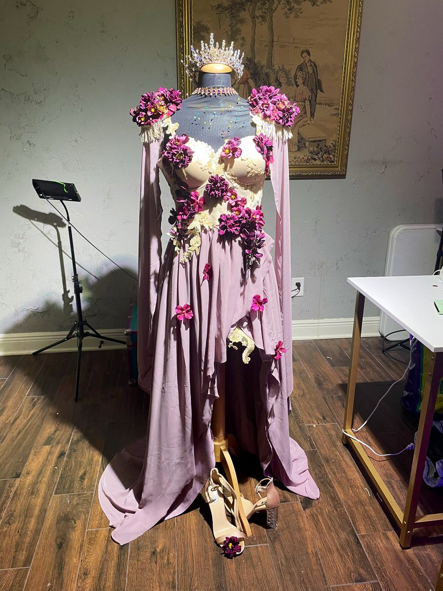 I’m having a faerie princess tea party for my birthday and NO ONE CAN STOP ME. Here’s my dress I made ^_^ 🌸