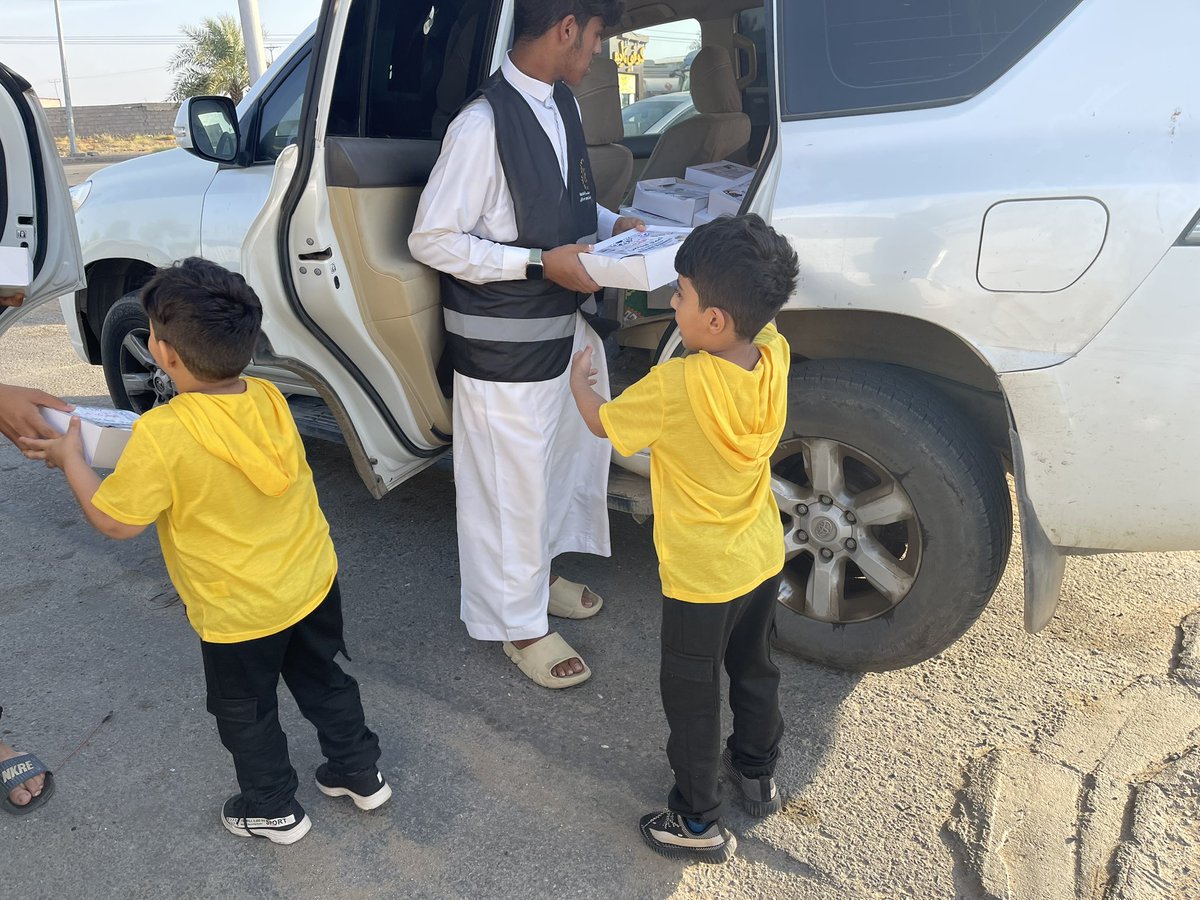 moeenjazan's tweet photo. أول الغيث قطرة وآخره سيل بدأت الجمعية أول ايام شهر الخير بتوصيل 350 وجبة إفطار ساخنة وباردة بدعم من مطعم ذوق البهارات ومؤسسة أعمال الشاطيء .
#معين_تعين_وتعاون .
#رمضان_2023 #رمضان_الخير_2023 #افطار_صائم . https://t.co/VkPKRE92dr