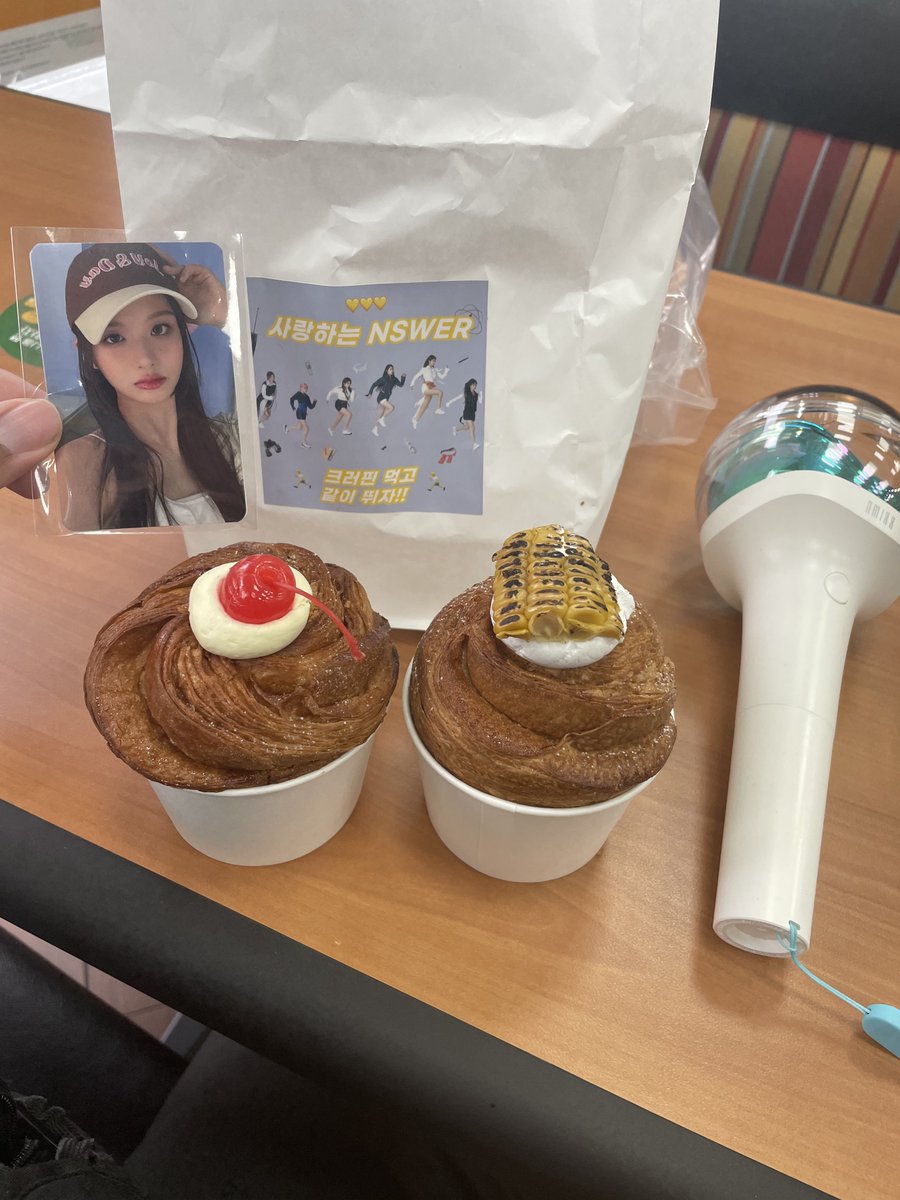 ayeey's tweet photo. 230324 NMIXX EXPERGO Music Bank Broadcast

They gave cruffins 😋

Tapi baru bisa dimakan nanti pas buka 😅

#NMIXX #엔믹스 #Sullyoon #설윤 https://t.co/HiXXNcyKvO