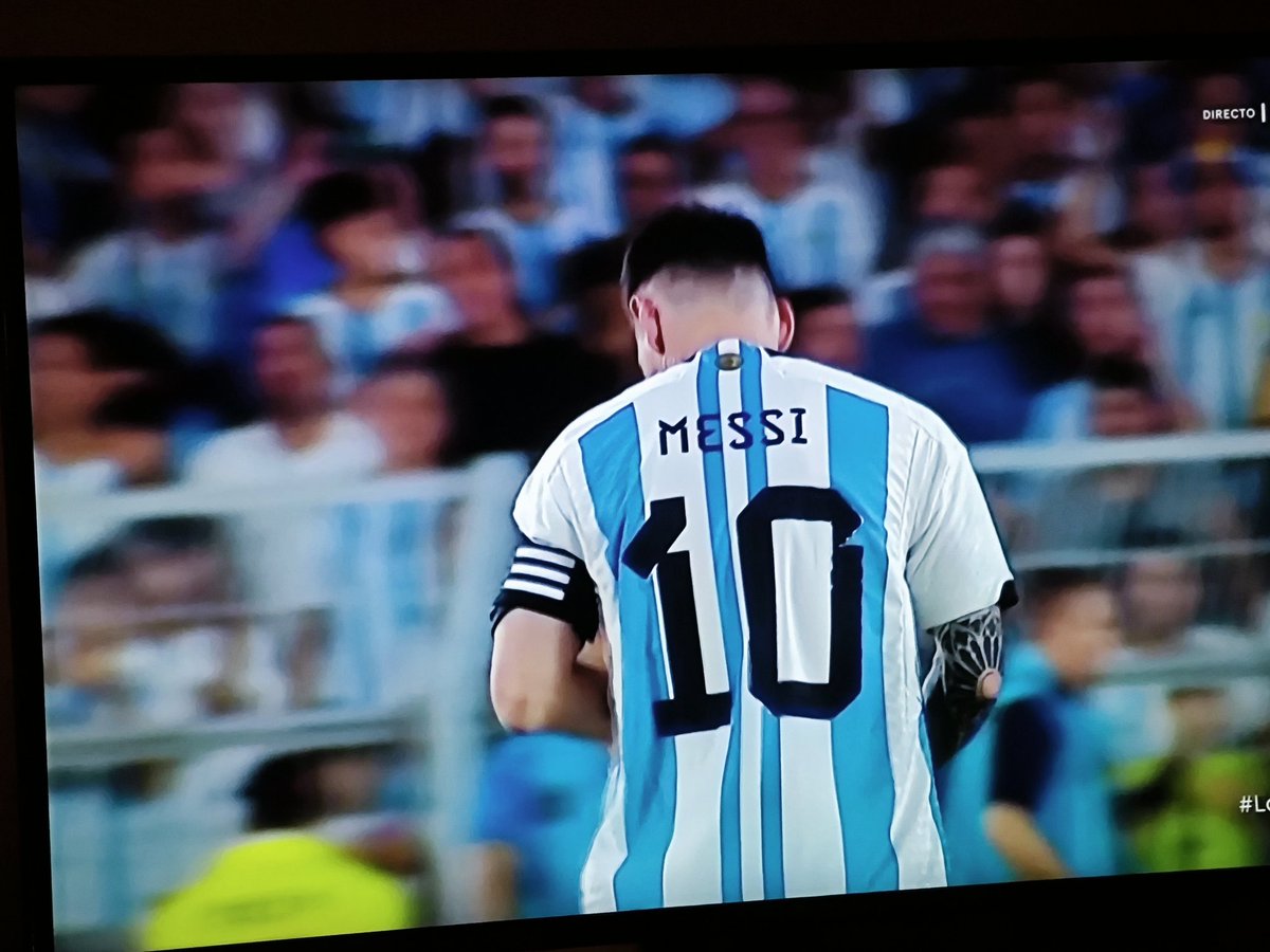 raulcurbelogome's tweet photo. Emocionante recibimiento del pueblo argentino a los campeones del mundo ⚽🇦🇷🇦🇷 @Argentina @TeamMessi el más grande de la historia #TheGoat #MessiLeyenda @rodridepaul @CutiRomero2 @LParedss @lioscaloni @Notamendi30 #Monumental #BuenosAires https://t.co/AupJlToOBi