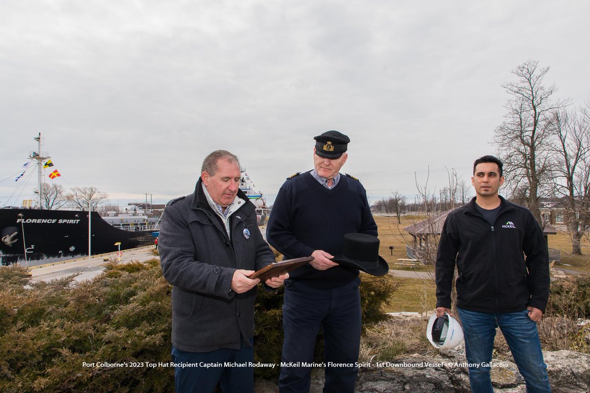 A_Gallaccio's tweet photo. .@PortColborne's 2023 #tophat #ceremony - #recipient #captain #michaelrodaway of @McKeilMarine's #florencespirit #1st #downbound #vessel #wellandcanal @hwyh2o
More photos: https://t.co/KdX9eiO5Tu https://t.co/nbkeffyyXA