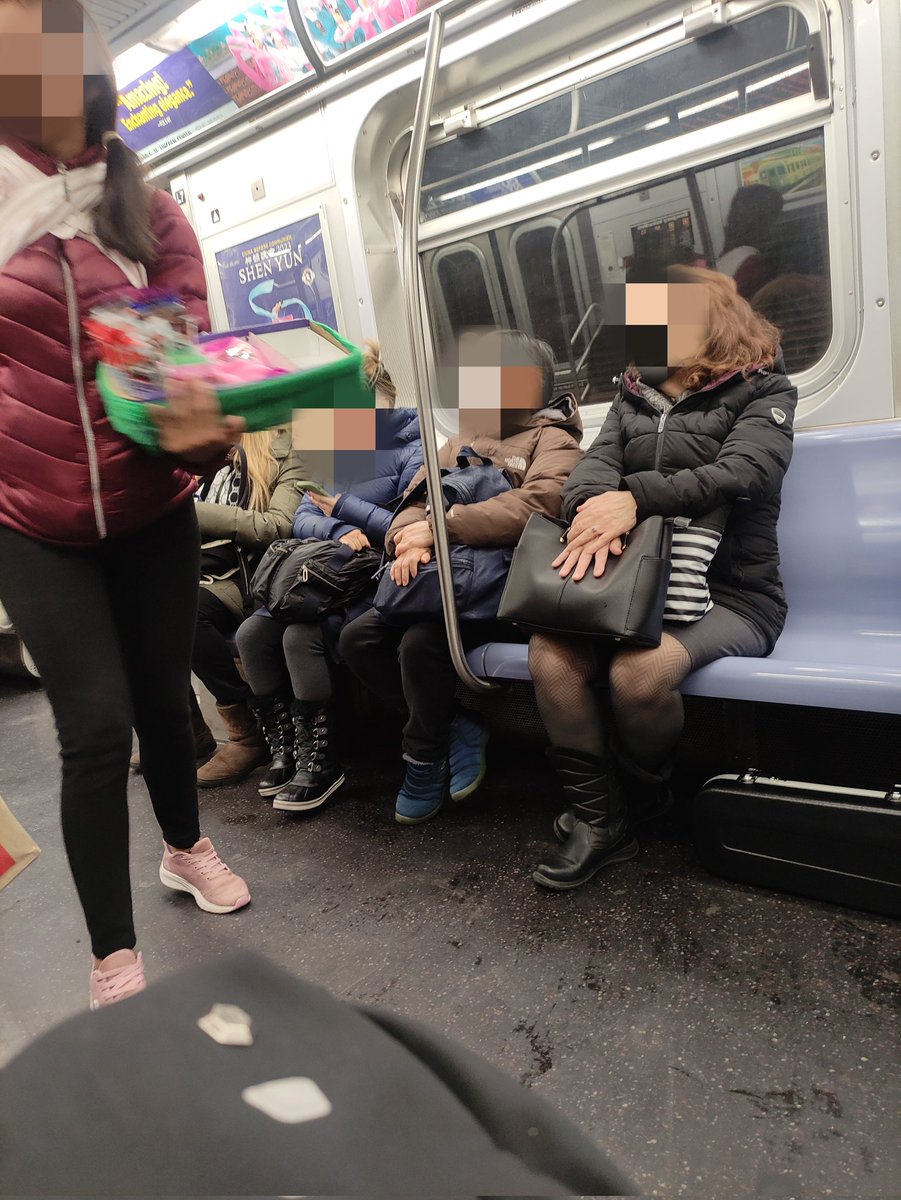 paulofernando33's tweet photo. 🪡También lo hacen madres embarazadas y con niños en brazos. Nueva York es una ciudad muy costosa y conversando con ellos me comentan que no tienen otra alternativa, al no saber inglés y tampoco tener ninguna experticia... https://t.co/MIT51BJW9n