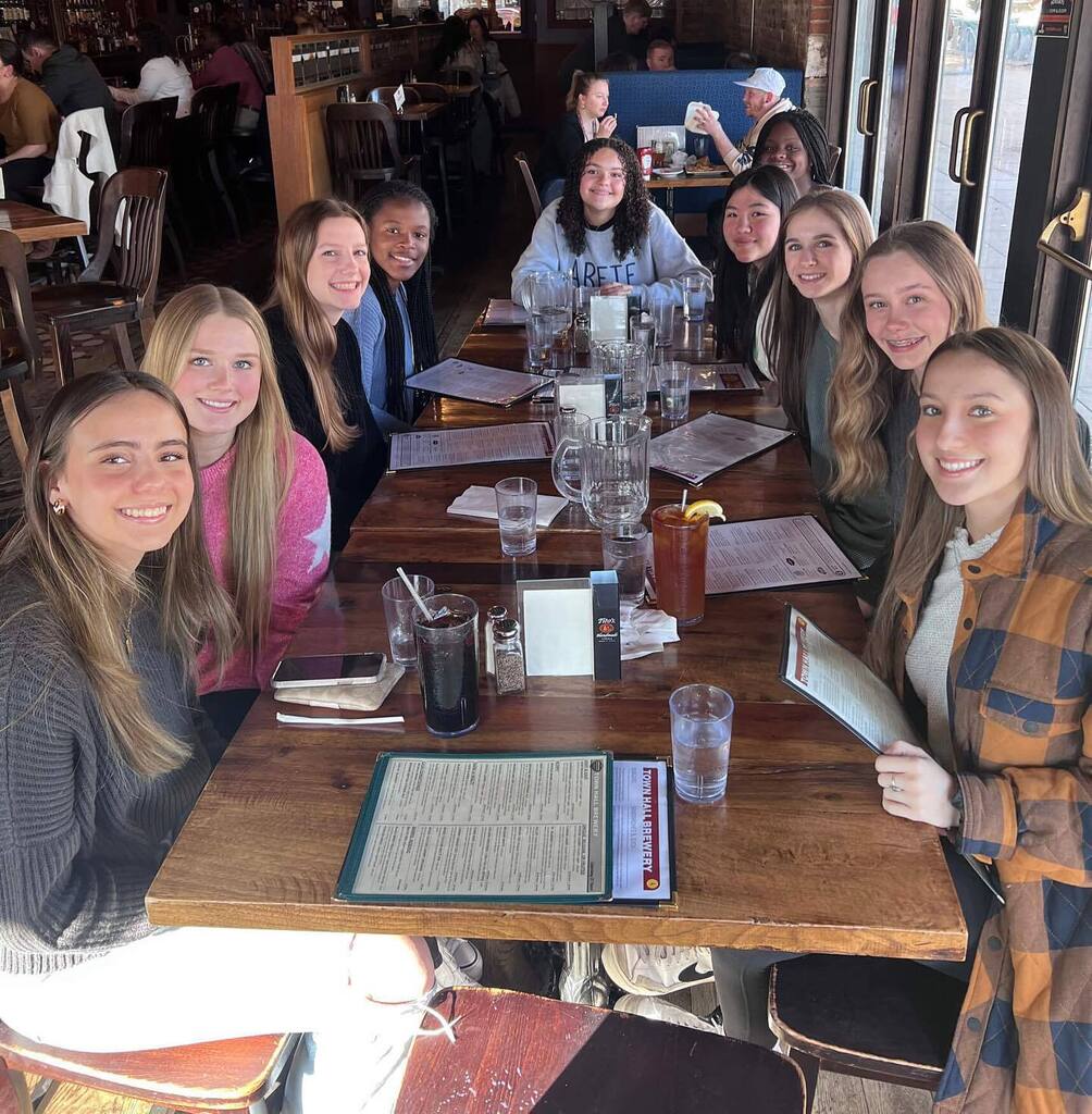arete_athletics's tweet photo. 15 Navy all made it safely to Minneapolis &amp; are fueling up with a team dinner before the fun begins tomorrow! Let’s go!!🏐👏🏽 #BIDnesstrip #weareareté https://t.co/rQiC5CwP3d https://t.co/k4KituTw9Z
