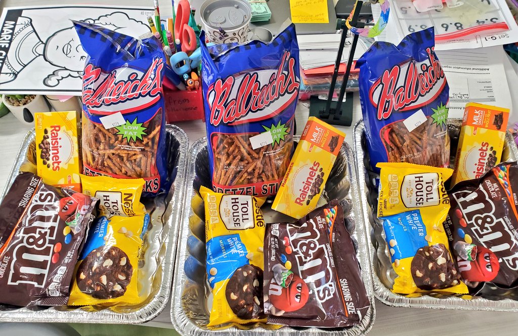 Kalch3's tweet photo. To tie into our discussion of matter, @Kalch3 Kids got busy making a delicious heterogeneous mixture and resfreshing solution today in science!
#ScienceIsDelicious https://t.co/PpN0PEkSZs