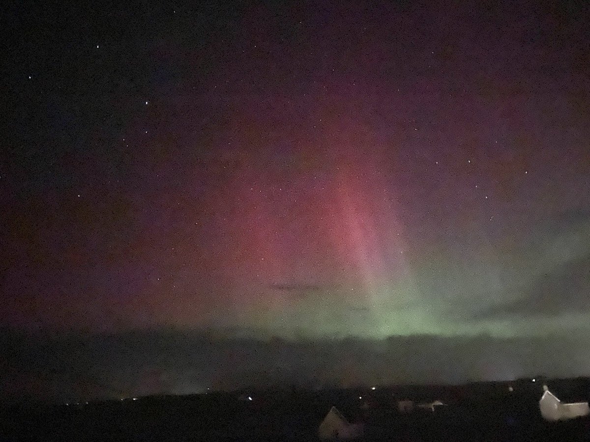 @VirtualAstro #Anglesey #TrearddurBay #Aurora looking towards South Stack lighthouse