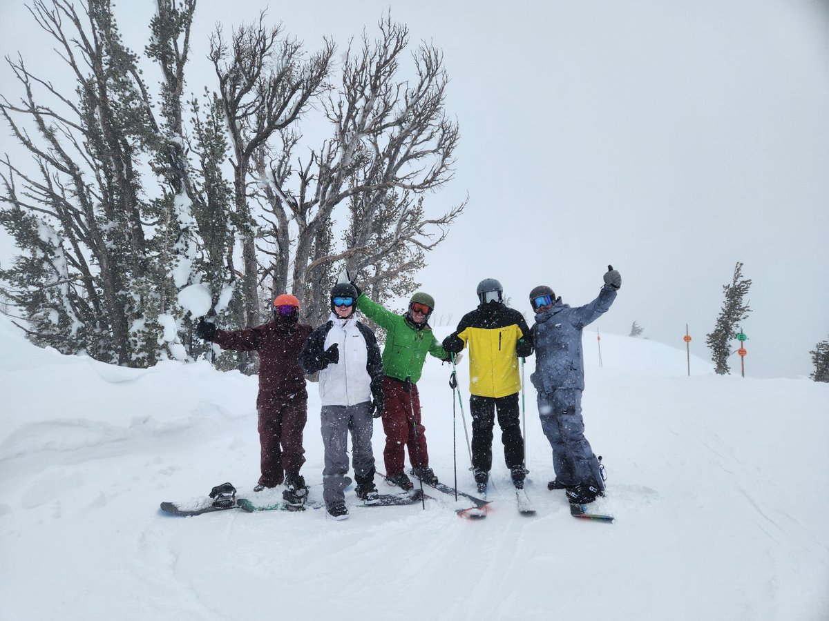 rgnets's tweet photo. Here at RG Nets we take "summit" to the next level! Our Engineering Summit was held this week, and where better than on the mountain? Our staff hit the slopes, skiing and snowboarding while discussing our ambitious 2023 plans! #RGNets #EngineeringSummit #TakingSummitSeriously https://t.co/Te7sXxYgVH