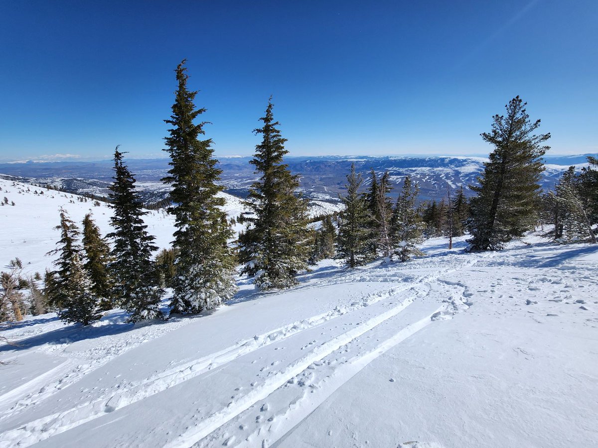 rgnets's tweet photo. Here at RG Nets we take "summit" to the next level! Our Engineering Summit was held this week, and where better than on the mountain? Our staff hit the slopes, skiing and snowboarding while discussing our ambitious 2023 plans! #RGNets #EngineeringSummit #TakingSummitSeriously https://t.co/Te7sXxYgVH