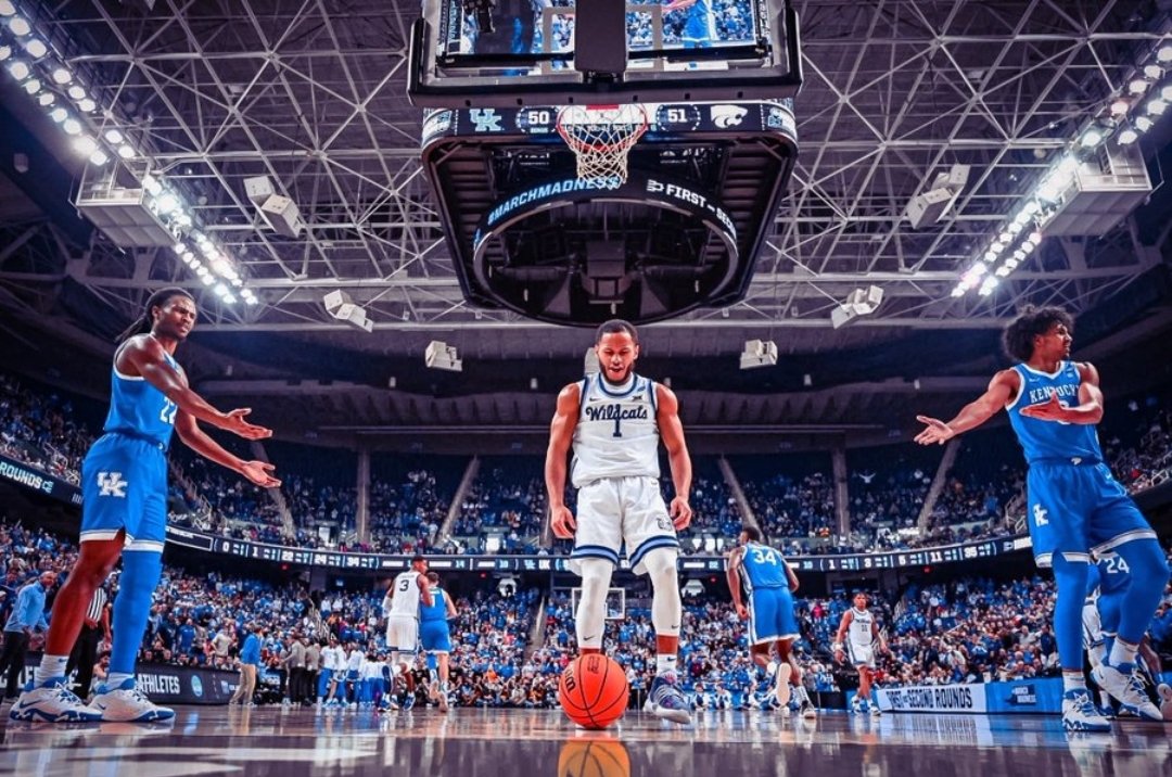 wildcatvictory's tweet photo. Hang the jersey in the rafters, regardless of the result tonight. https://t.co/UdUhKlA3Vw