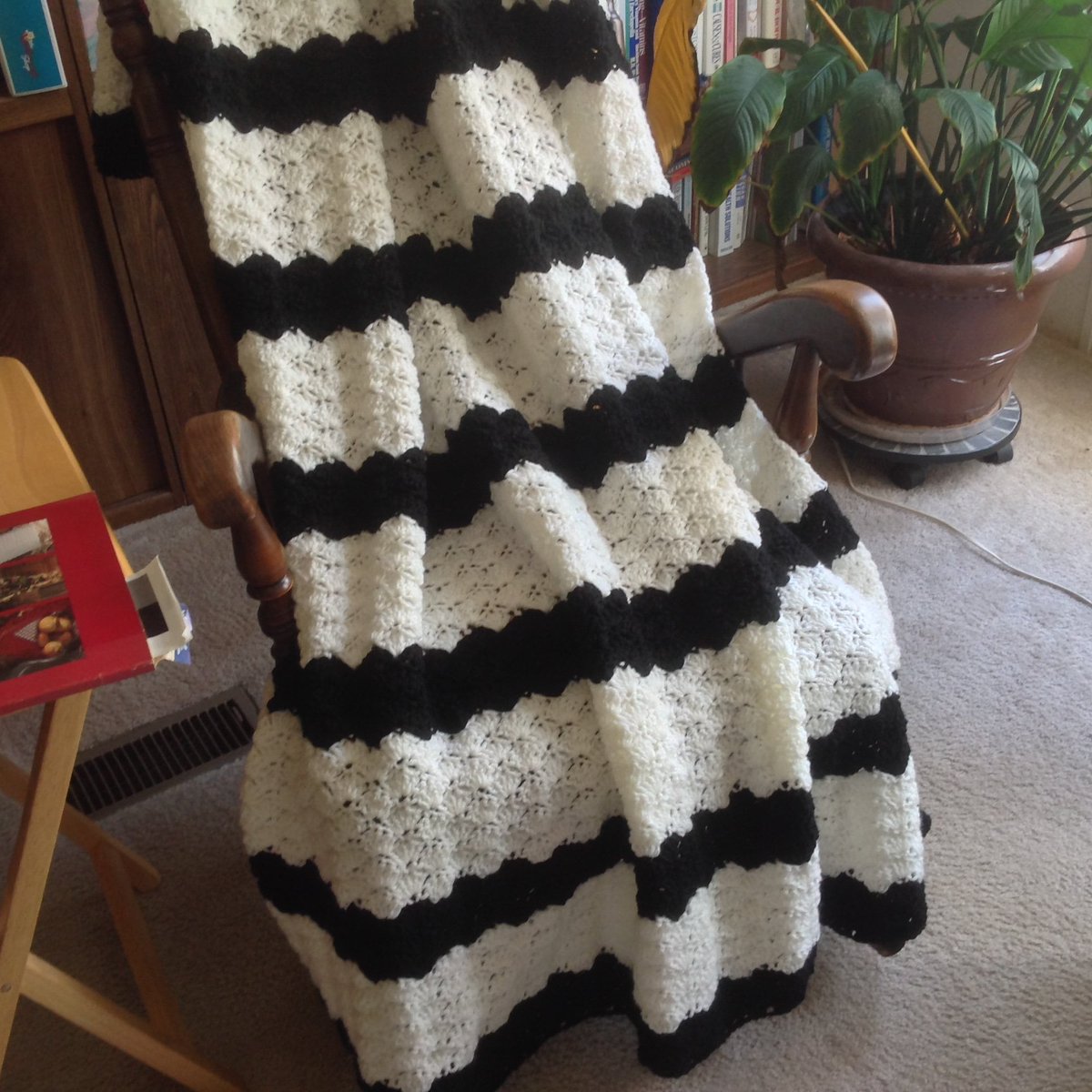 sj_greene's tweet image. Black and White shell stitch afghan/throw/blanket, Large size, perfect for gifting, machine wash/dry, free shipping, made in US tuppu.net/2f529150 #Etsy #YarnQueens #StainResistant
