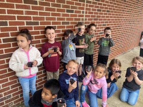 MichiganAvenueE's tweet photo. 🌱🌱Kindergarten students starting spring off right by planting grass seed, and learning about plants.🪴
#masrocks https://t.co/D7jqYyMsSx