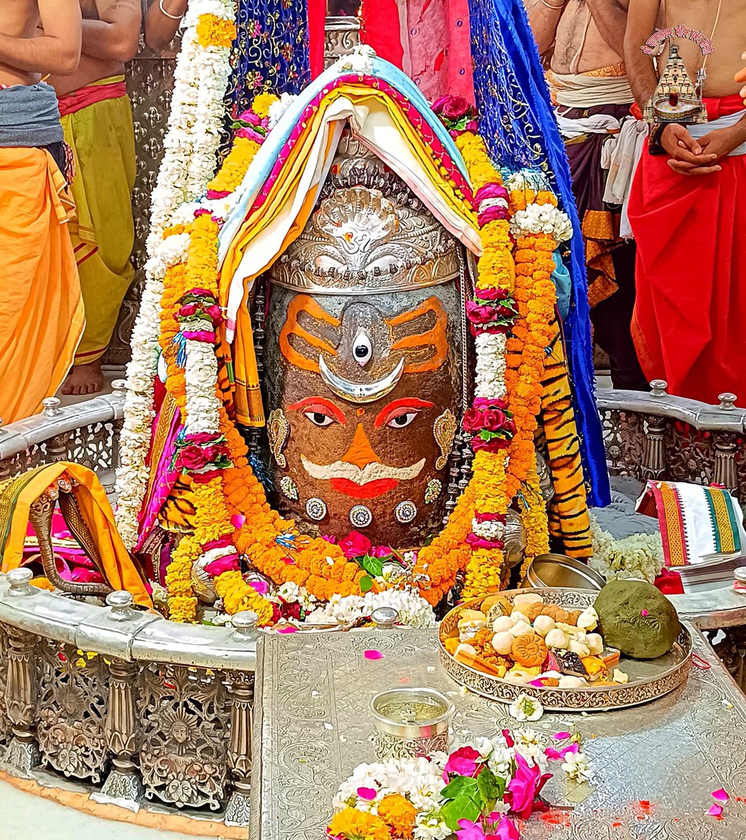 12Jyotirling's tweet photo. श्री महाकालेश्वर ज्योतिर्लिंग जी के आज के भस्म आरती श्रृंगार दिव्य दर्शन  24.03.2023 https://t.co/Q4SiUwzozi