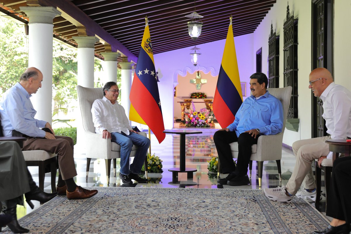 VTVcanal8's tweet photo. #EnFotos📷| Jefe de Estado, @NicolasMaduro se reunió en la Casona Cultural Aquiles Nazoa con el mandatario de Colombia, @petrogustavo para consolidar las relaciones estratégicas que permitan garantizar el bienestar de ambos pueblos.

#NiCorrupciónNiPrivatización https://t.co/lPAAsRFDQg